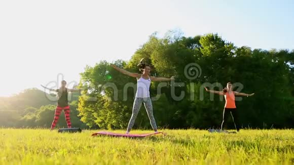漂亮的女运动员在公园里用哑铃做运动视频的预览图