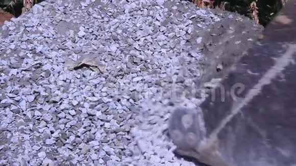 挖掘机的斗铲岩石视频的预览图