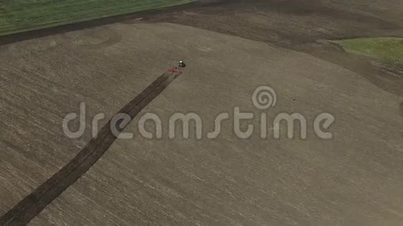 拖拉机在斗牛场上耕田视频的预览图