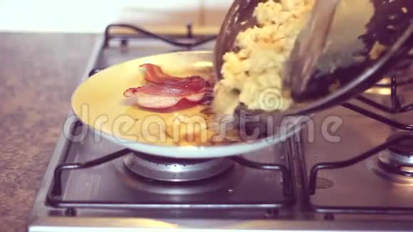 鸡蛋放在盘子里视频的预览图