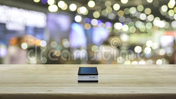 电子邮件平面图标在现代智能手机屏幕上的木桌上模糊的光影商场商务沟通视频的预览图