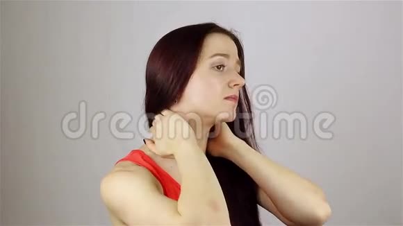 颈部关节疼痛的年轻女子视频的预览图