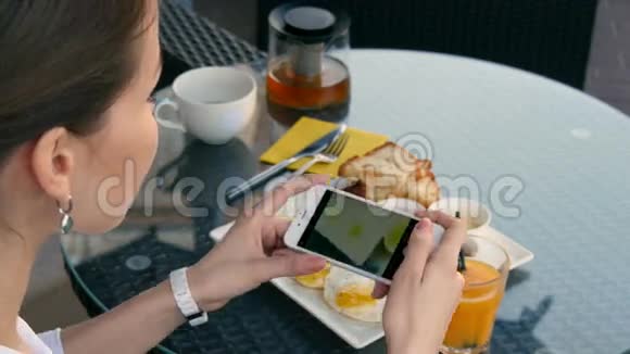 女人在她的食物上拍照视频的预览图