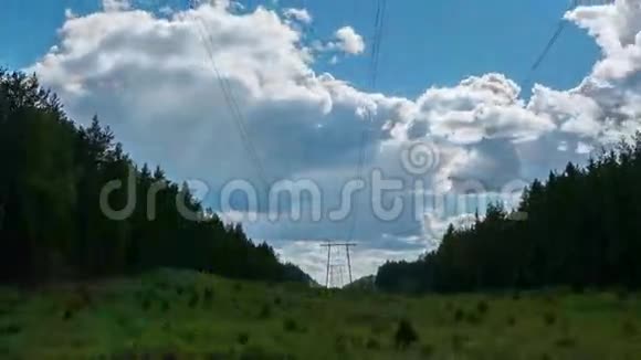 电力线路和高压塔的宽镜头延时视频的预览图