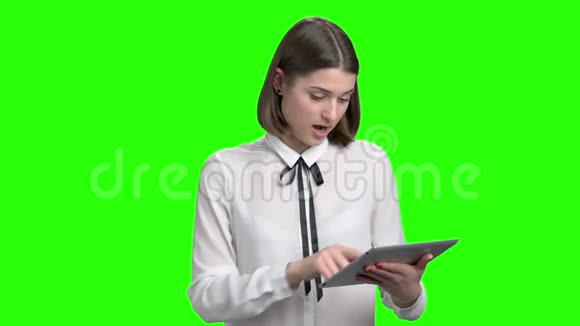 年轻的女商务发言人带平板电脑视频的预览图