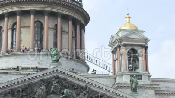 最高点人们慢慢地爬上梯子在俄罗斯圣彼得堡的圣以撒大教堂穹顶视频的预览图