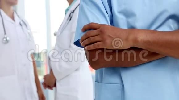 护士微笑着站在医疗队前面视频的预览图
