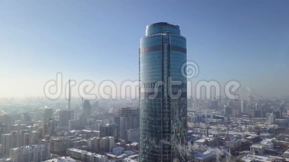 冬季现代城市的俯视图美丽的晴天在大城市与摩天大楼在冬天视频的预览图