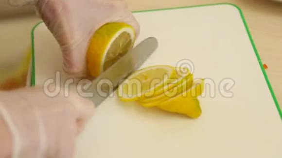 把人切柠檬切好视频的预览图