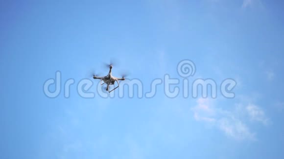 六翼无人驾驶飞机在蓝天中缓慢地飞行1920x1080视频的预览图
