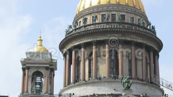 最重要的是游客在俄罗斯圣彼得堡圣艾萨克大教堂穹顶下散步视频的预览图