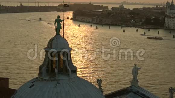晚上在圣乔治马吉奥尔大教堂顶部的雕塑威尼斯视频的预览图