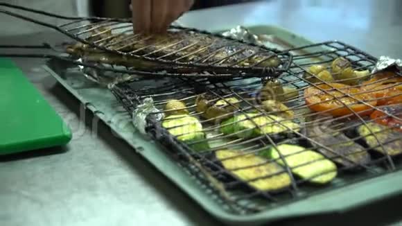 厨师准备了鱼和烤蔬菜视频的预览图