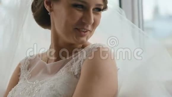 一位美丽的金发新娘在咖啡馆里迷人地微笑着视频的预览图