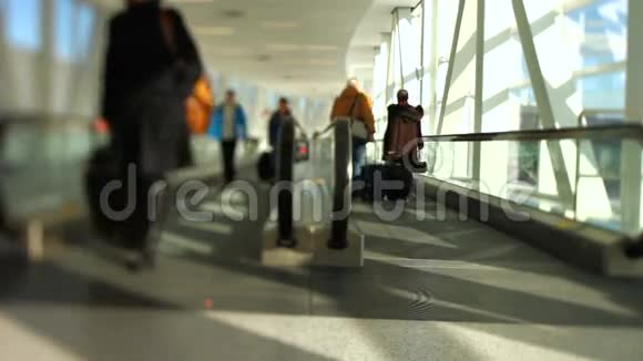 机场旅客移动步行道倾斜移位视频的预览图
