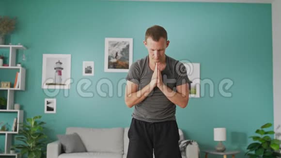 早上在客厅做瑜伽的年轻人视频的预览图