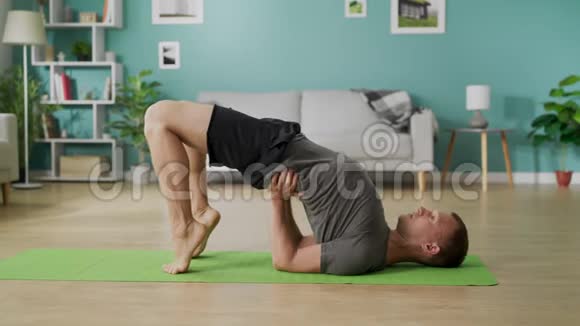 早上在客厅做瑜伽的年轻人视频的预览图