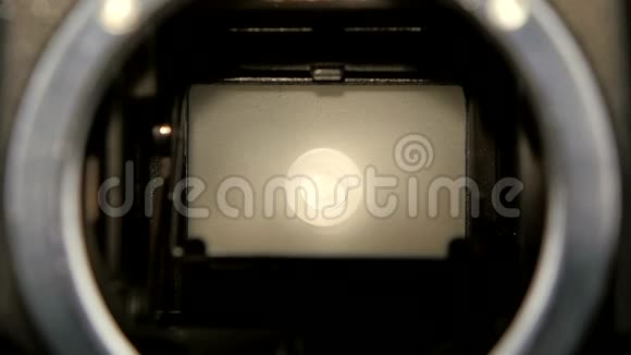 膜片相机快门叶片在缓慢运动特写镜头视频的预览图