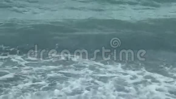 海浪和泡沫视频的预览图