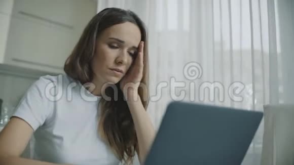 疲惫的女人在家里用笔记本电脑工作做手提电脑的女商人视频的预览图
