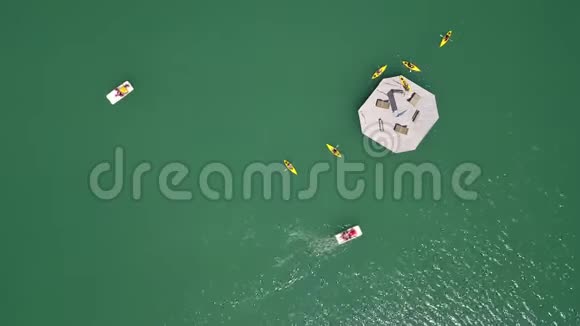 带独木舟和脚踏船的利维尼奥湖的无人机空中观景台意大利阿尔卑斯山意大利视频的预览图
