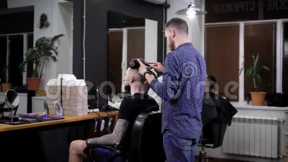 理发师梳理发店男客户时尚发型视频的预览图