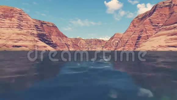 穿过岩石峡谷视频的预览图