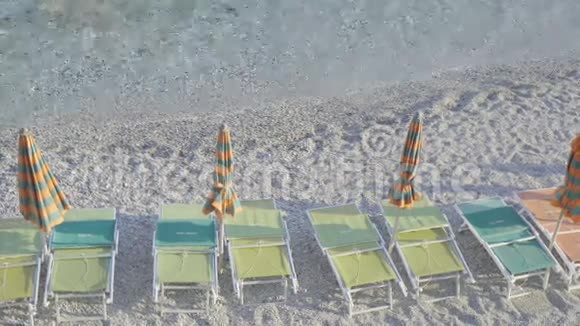 意大利蒙特罗索美丽的欧洲海滨的日光浴床和遮阳伞视频的预览图