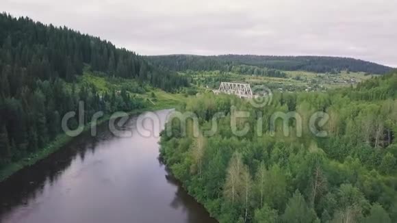 山顶俯瞰群山环抱的河流剪辑森林中河流的俯视图视频的预览图