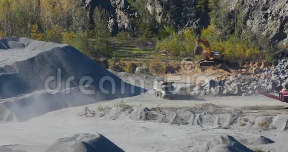 一个采石场里的黄色自卸卡车一个采石场里的一块石头一个采石场里的黄色装载的自卸卡车视频的预览图