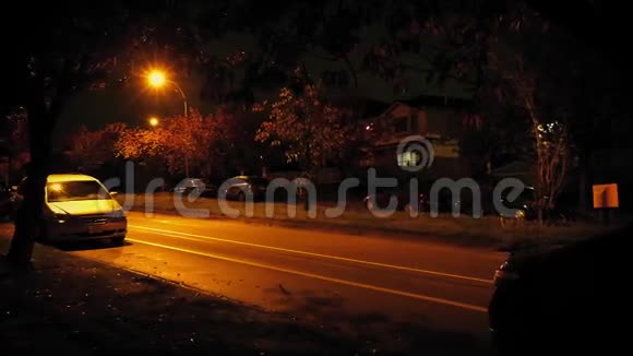 汽车在城市的夜晚驾驶过往的房屋视频的预览图