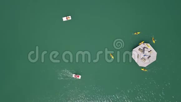 带独木舟和脚踏船的利维尼奥湖的无人机空中观景台意大利阿尔卑斯山意大利视频的预览图