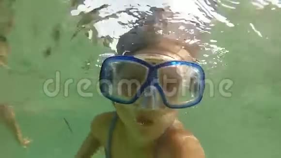 穿着面具在水下游泳的女孩视频的预览图