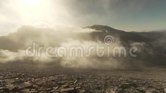 挪威云层之上的史诗般的日出视频的预览图