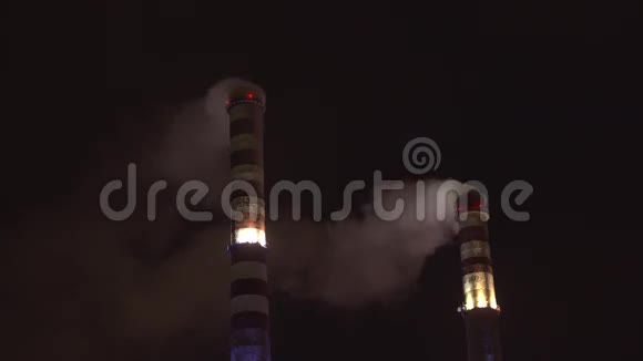 黄昏时分的石油和天然气精炼厂视频的预览图