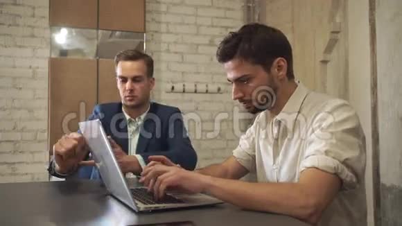 两个商人在社交网站上阅读新闻和聊天视频的预览图