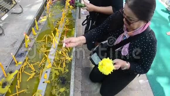 亚洲的泰国老妇人为赵海祈祷金切迪视频的预览图