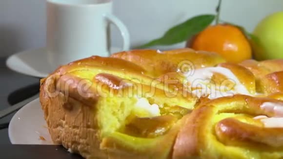 早餐和法式奶油甜烤面包视频的预览图