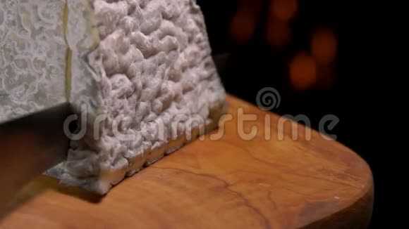 未经巴氏杀菌的软山羊金字塔牛奶奶酪视频的预览图