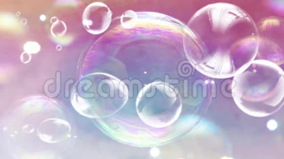 泡沫泡出五颜六色的闪光反射泡泡视频的预览图
