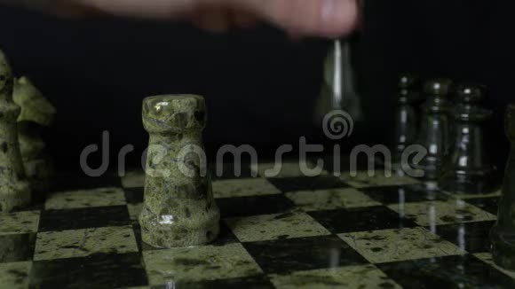 黑皇后打败了白洛克棋盘上的一组棋子视频的预览图