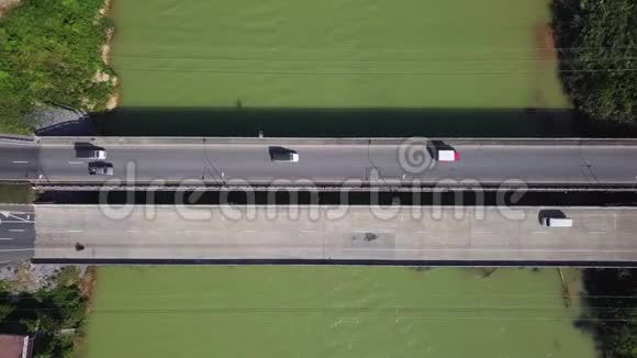 泰国热带绿色彩色河上沿桥的运输鸟瞰图亚洲基础设施视频的预览图
