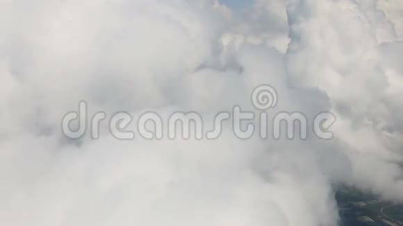乘飞机旅行从飞机窗口观看云和山岛视频的预览图