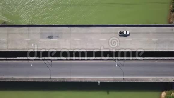 泰国热带绿色河流上方沿桥架移动的航空运输景观亚洲基础设施视频的预览图