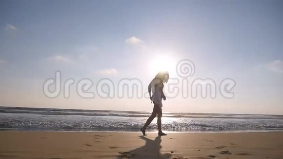 幸福的女人走在海边用脚喷水年轻漂亮的女孩享受生活视频的预览图
