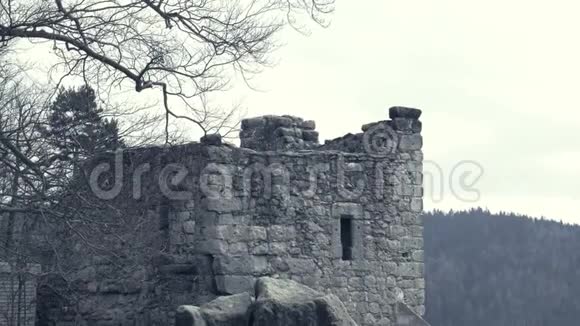 中世纪城堡的废墟巨大的防御工事塔和堡垒视频的预览图
