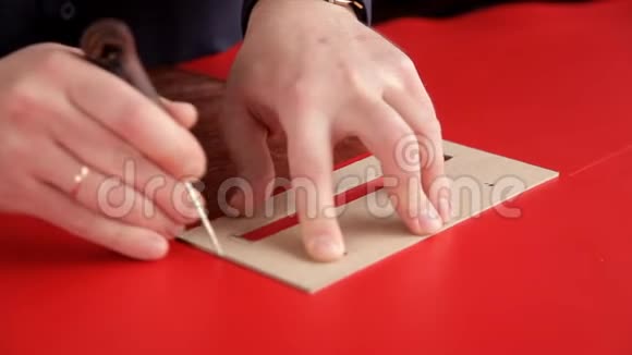 工匠在红色皮布上做了一系列标记视频的预览图