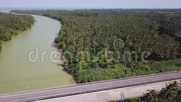 泰国热带绿色彩色河上沿桥的运输鸟瞰图亚洲基础设施视频的预览图