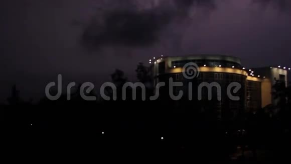 夜间城市的闪电城市的风暴购物中心视频的预览图