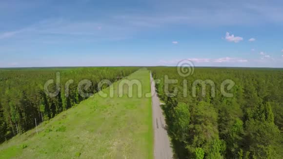 在森林里的路上照相机飞过马路视频的预览图